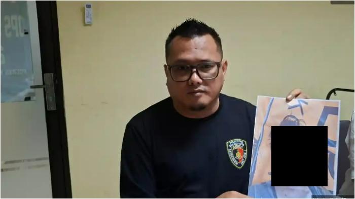 PENEMUAN JASAD - Kasat Reskrim Polres Metro Bekasi Kota, AKBP Braiel Arnold Rondonuwu menunjukan foto jasad di Polres Metro Bekasi Kota, Kecamatan Medan Satria, Kota Bekasi pada Senin (12/1/2026). Polisi menduga satu pria yang jasadnya ditemukan tanpa identitas di Tempat Pemakaman Umum (TPU) Kompleks BRI, Jalan KH Noer Ali, Kelurahan Jakasampurna, Kecamatan Bekasi Barat, Kota Bekasi itu merupakan korban pembunuhan.