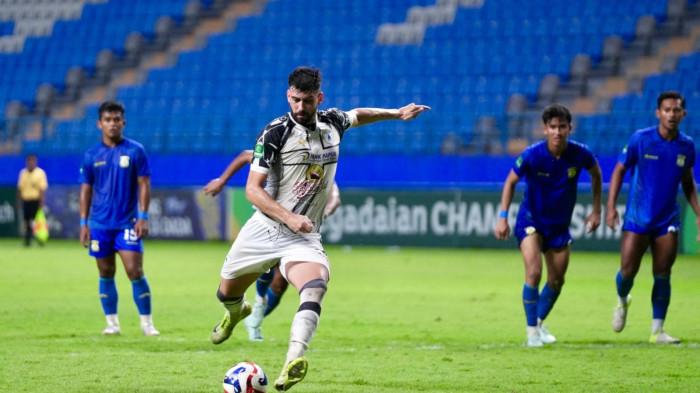 SELEBRASI GOL - Striker asing Persipura, Mathius Silva mencetak gol ke gawang tuan rumah Persiba Balikpapan dalam laga pekan ke-25 Championship Grup 2 di Stadion Batakan, Kalimantan Timur,  Senin malam (12/1/2026). Persipura menang dengan skor 2-1.