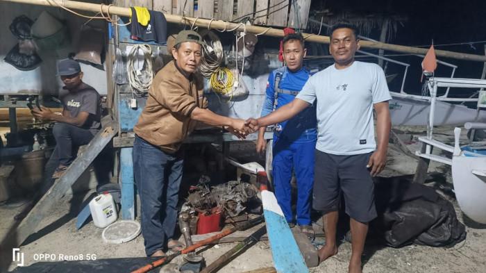 NELAYAN HILANG-Arhamuddin, Kalaksa BPBD Pasangkayu saat menemui warga Donggala yang menemukan perahu nelayan asal Sarjo hilang sejak Kamis (25/12/2025). Sampai saat ini, pencarian terus dilakukan oleh tim gabungan.