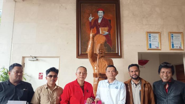 Audiensi - Hatta Kainang saat diterima dan foto bersama Wakil Ketua Bidang pemenangan pemilu eksekutif Dedi Sitorus dan wakil ketua bid komunikasi politik Adian Napitupulu