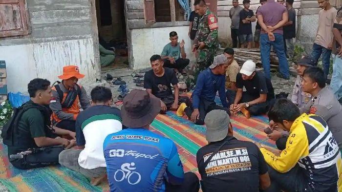 Tim gabungan dari TNI Polri saat membawa pulang tulang korban mangsa harimau, Nagan Raya