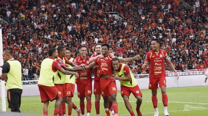 Pemain Persija Jakarta Aditya Warman (tengah) berselebrasi usai mencetak gol ke gawang Persijap Jepara pada pertandingan BRI Super League di Stadion Utama Gelora Bung Karno (SUGBK), Jakarta, Sabtu (3/1/2026). Persija Jakarta menang atas Persijap Jepara dengan skor 2-0.