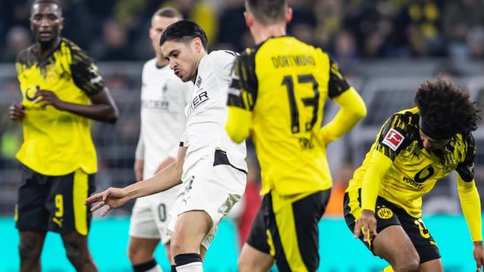 ABROAD KEVIN DIKS - Pemain Timnas Indonesia, Kevin Diks, ketika memperkuat Borussia Monchengladbach menghadapi Borussia Dortmund pada lanjutan pekan ke-15 Bundesliga di Signal Iduna Park pada Sabtu (20/12/2025). (Instagram Borussia - 20/12/2025) 