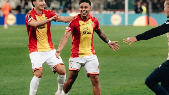 BERSELEBRASI - Selebrasi bek Timnas Indonesia, Dean James (tengah) setelah berhasil mencetak assist untuk Go Ahead Eagles pada matchday kedua Liga Eropa melawan Panhatinaikos, Kamis (2/10/2025) malam WIB.