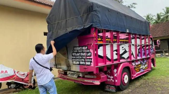 SUSU - Truk yang diminta mengirim susu ke supplier SPPG di Bondowoso diamankan di Mako Polsek Grujugan. Saat dicek tak ada satu pun susu yang ditemukan di dalam truk, di Dusun Congkrong, Desa Taman, Kecamatan Grujugan, Rabu (14/1/2026).