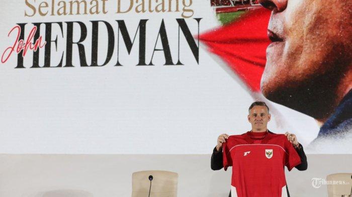 Pelatih Timnas Indonesia John Herdman menunjukkan jersey Timnas Indonesia saat acara perkenalan Pelatih Baru Timnas Indonesia di Jakarta, Selasa (13/1/2026). PSSI secara resmi mengumukan dan memperkenalkan pelatih baru bagi Timnas Indonesia yaitu John Herdman untuk menggantikan Patrick Kluivert.