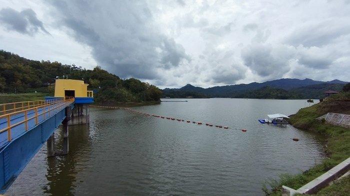Suasana Waduk Sermo di Kapanewon Kokap, Kulon Progo, Senin (27/01/2025). Menteri PU Dody Hanggodo menyebut Waduk Sermo sebagai salah satu yang terbaik di Indonesia.