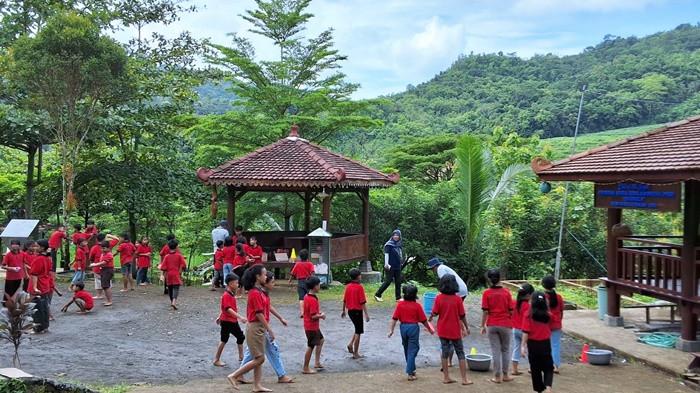 DESA WISATA - Aktivitas outbound di Desa Wisata Tinalah, Kalurahan Purwoharjo, Kapanewon Samigaluh, Kulon Progo, Selasa (09/12/2025).