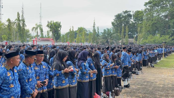 PENERIMAAN SK - 4.231 PPPK PW resmi menerima SK pengangkatan di halaman kantor Bupati Polman Jl Manuggal, Kelurahan Pekkabata, Kecamatan Polewali, Kamis (15/1/2026).