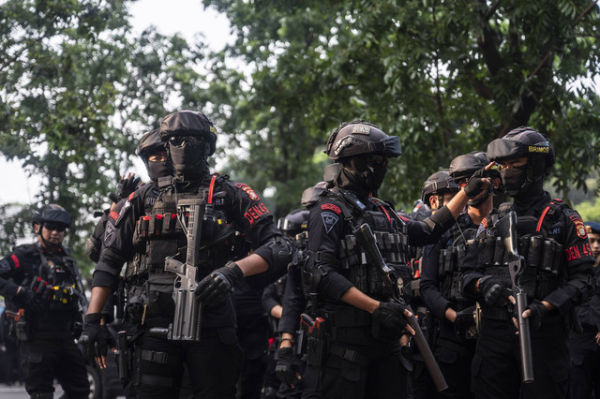 Sejumlah personel Korps Brimob Polri mengikuti apel pengamanan debat pertama pasangan Calon Gubernur dan Wakil Gubernur DKI Jakarta tahun 2024 di JIExpo Kemayoran, Jakarta, Minggu (6/10/2024). Foto: Aprillio Akbar/ANTARA FOTO