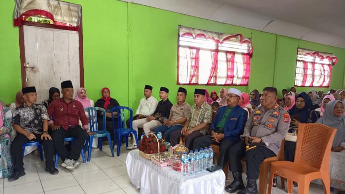 SINERGI - Kapolsek Lolayan AKP Johan Atang hadir memberikan edukasi digital kepada generasi milenial di tengah kegiatan Tabligh Akbar BKMT Kecamatan Lolayan, Kamis (15/1/2025).