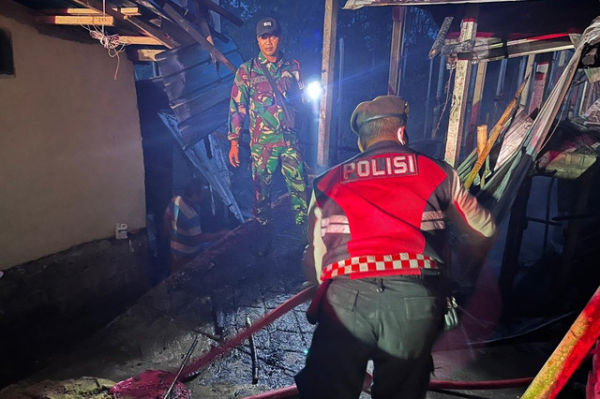 Kondisi usai kebakaran  kandang ayam di Desa Timuhun, Kecamatan Banjarangkan, Kabupaten Klungkung, Bali, Kamis (15/1/2026). Foto: Polres Klungkung