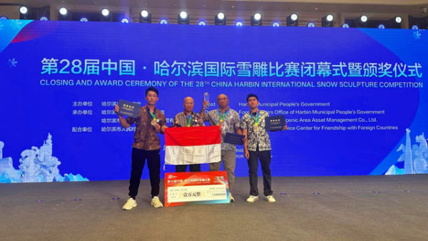 Empat seniman Bali, I Nyoman Sungada, I Ketut Suaryana, Gede Agus Kurniawan, dan I Gede Agustin Anggara membuat patung Dewi Dhawantari dan meraih juara III dalam 28th Harbin International Snow Sculpture, Jumat waktu setempat (9/1/2026).  Foto: Dok. I Nyoman Sungada