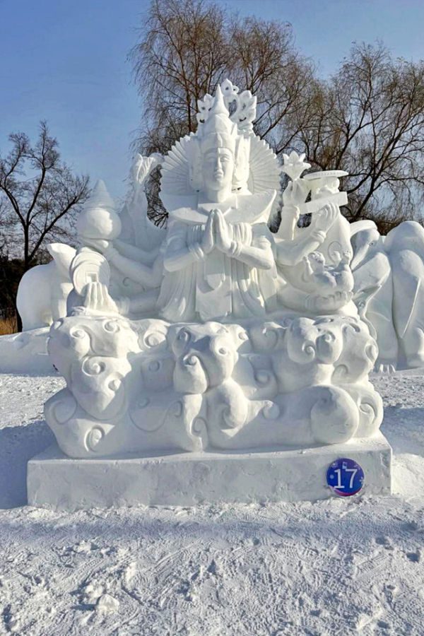 Empat seniman Bali, I Nyoman Sungada, I Ketut Suaryana, Gede Agus Kurniawan, dan I Gede Agustin Anggara membuat patung Dewi Dhawantari dan meraih juara III dalam 28th Harbin International Snow Sculpture, Jumat waktu setempat (9/1/2026).  Foto: Dok. I Nyoman Sungada