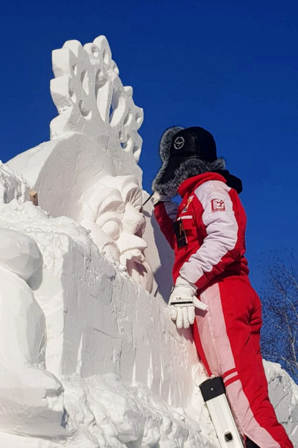 Empat seniman Bali, I Nyoman Sungada, I Ketut Suaryana, Gede Agus Kurniawan, dan I Gede Agustin Anggara membuat patung Dewi Dhawantari dan meraih juara III dalam 28th Harbin International Snow Sculpture, Jumat waktu setempat (9/1/2026).  Foto: Dok. I Nyoman Sungada