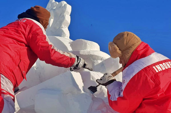Empat seniman Bali, I Nyoman Sungada, I Ketut Suaryana, Gede Agus Kurniawan, dan I Gede Agustin Anggara membuat patung Dewi Dhawantari dan meraih juara III dalam 28th Harbin International Snow Sculpture, Jumat waktu setempat (9/1/2026).  Foto: Dok. I Nyoman Sungada
