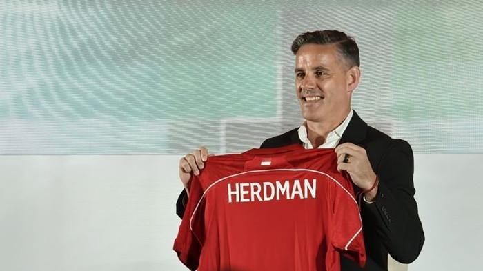 HARAPAN BARU - Pelatih baru Timnas Indonesia, John Herdman saat diperkenalkan di Jakarta, Selasa (13/1/2026). Dia jadi asa baru skuat Garuda di Piala AFF 2026 yang drawing grupnya dilakukan Kamis (15/1/2026).