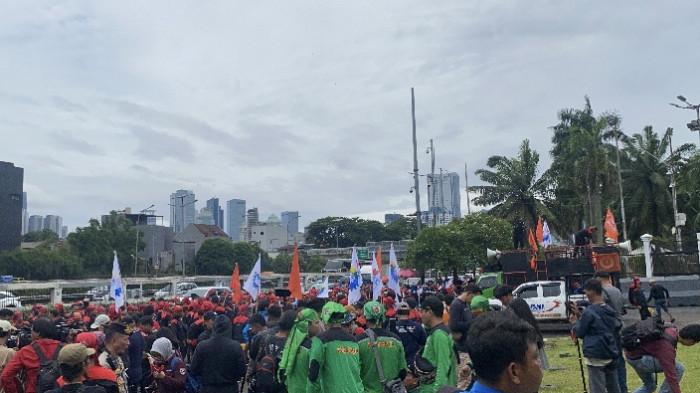 AKSI BURUH: Massa aksi buruh dari Partai Buruh dan KSPI di depan Gedung DPR RI, Senayan, Jakarta, Kamis (15/1/2026). Mereka menuntut kebijakan UMP dan UMSK yang ada di Jakarta dan Jawa Barat./Tribunnews.com Reza Deni