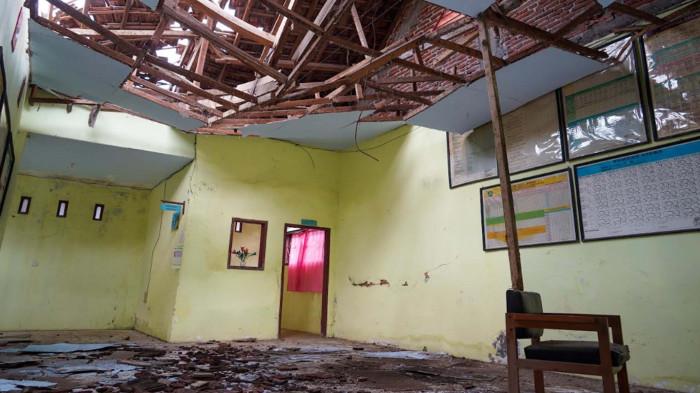 sekolah ambruk kalipare kab malang