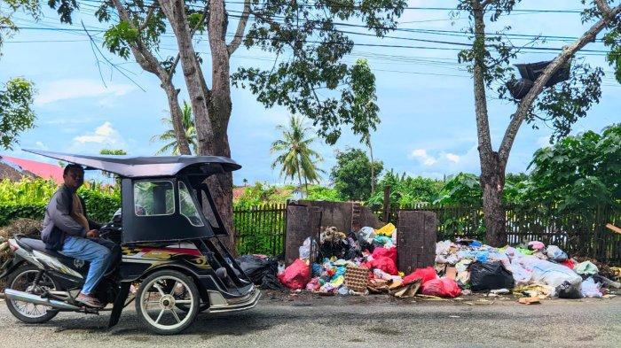 FOTO STOK SAMPAH DI KOTA GORONTALO : Kondisi sampah di Jalan Gelatik, Kelurahan Heledulaa, Kecamatan Kota Timur, Kota Gorontalo.