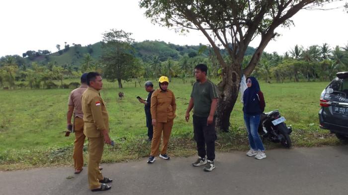 KERJA BAKTI - Wakil Bupati Gorontalo Utara Nurjanah Yusuf memimpin kerja bakti di Desa Tolongio, Kecamatan Anggrek, Kabupaten Gorontalo Utara, Provinsi Gorontalo pada Selasa (13/01/2026)