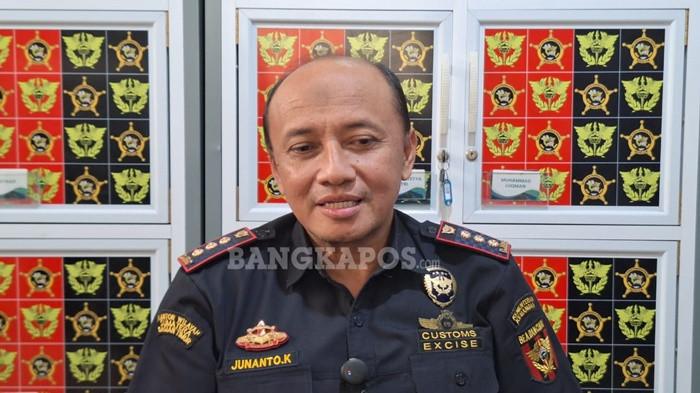 BEA CUKAI -- Kepala Bea Cukai Pangkalpinang, Junanto Kurniawan, ketika ditemui di Kantornya, Rabu (14/1/2026).
