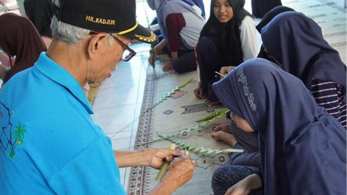 Kegiatan Pelatihan Janur Desa WIsata Pentingsari