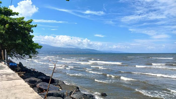 OMBAK - Ombak di Teluk Manado, Sulawesi Utara, Kamis (15/1/2026).