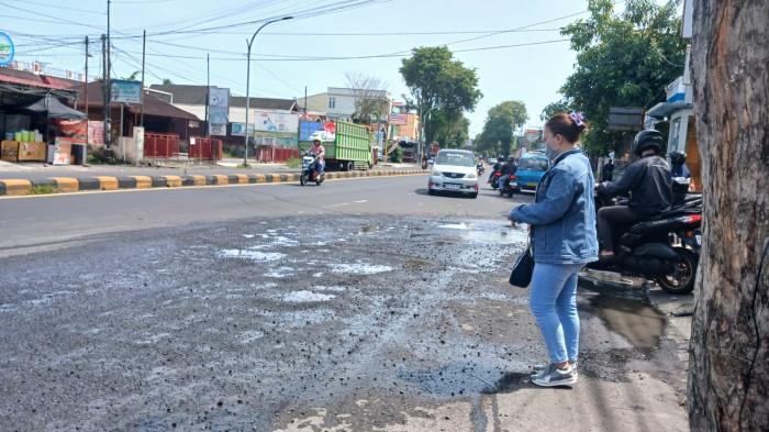 JALAN RUSAK - Aspal berlubang di persimpangan Jalan RW Mongisidi dan Jalan Sea