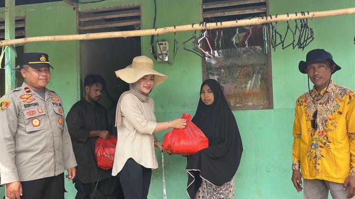 - Ketua DPRD Kabupaten Barito Kuala, Ayu Dyan Liliana, meninjau langsung kondisi warg3