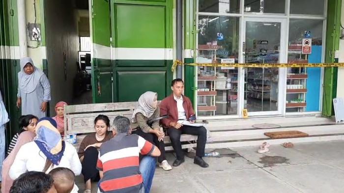 OLAH TKP - Toko perhiasan emas dan kosmetik di Desa Belotan, Kecamatan Bendo, Kabupaten Magetan, dipasang garis Police Line oleh pihak kepolisian, Rabu pagi (14/1/2026). Toko tersebut menjadi korban pembobolan maling hingga mengalami kerugian mencapai miliaran rupiah