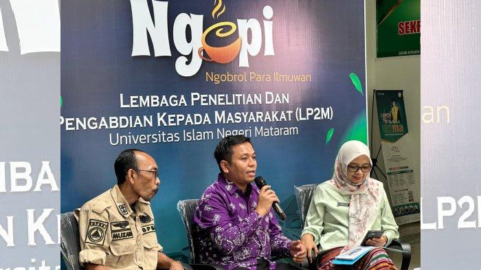 DISKUSI - Dari kanan ke kiri, Kepala Bappeda NTB, Baiq Nelly Yuniarti, M Irwan, Ph.d dan Kalak BPBD Kota Mataram, Muzakki sebagai narasumber pada kegiatan Ngobrol Bareng Ilmuan (Ngopi) di Kampus UIN Mataram, Kamis (15/1/2026).