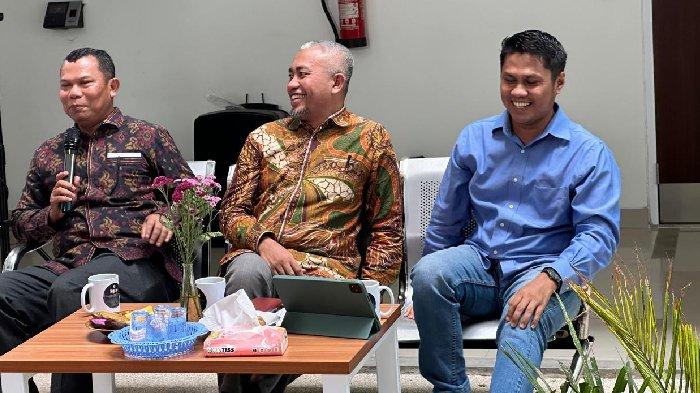DISKUSI - Dari kanan ke kiri, Pimred Tribun Lombok Sirtupillaili, Dr. Syafril dan Dr Agus, M.Si.