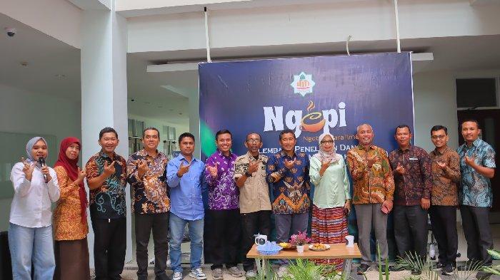 DISKUSI - Foto bersama para narasumber dan peserta kegiatan disuksi NGOPI (Ngobrol Bareng Ilmuan) di Kampus UIN Mataram, Kamis (15/1/2026).
