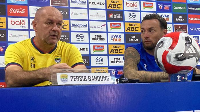 Pelatih Persib Bojan Hodak dan Kapten Persib Marc Klok dalam konferensi persi di GBLA, Kota  Bandung, 10 Januari 2026.