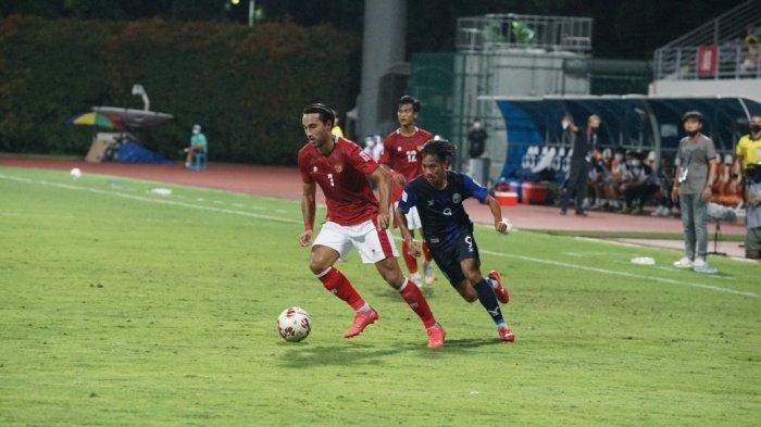 Pemain Timnas Indonesia, Ezra Walian di laga melawan Kamboja pada piala AFF 2020