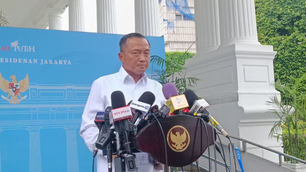 Mensesneg Prasetyo Hadi di Kompleks Istana Kepresidenan, Jakarta Pusat, Kamis (15/1). Foto: Zamachsyari/kumparan