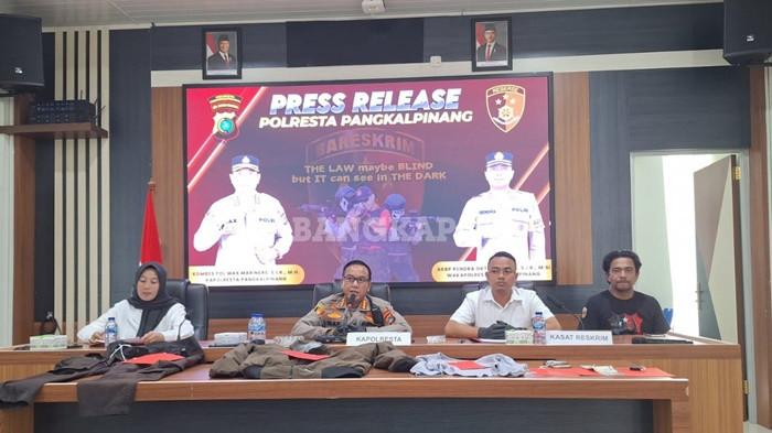 BEGAL PAYUDARA -- Kapolresta Pangkalpinang, Kombes Pol Max Mariners, didampingi Kasat Reskrim dan anggota, ketika melaksanakan konferensi pers di Aula SAR Mapolresta Pangkalpinang, Kamis (15/1/2026).