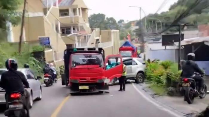 Fortuner dihantam Truk di Sawangan