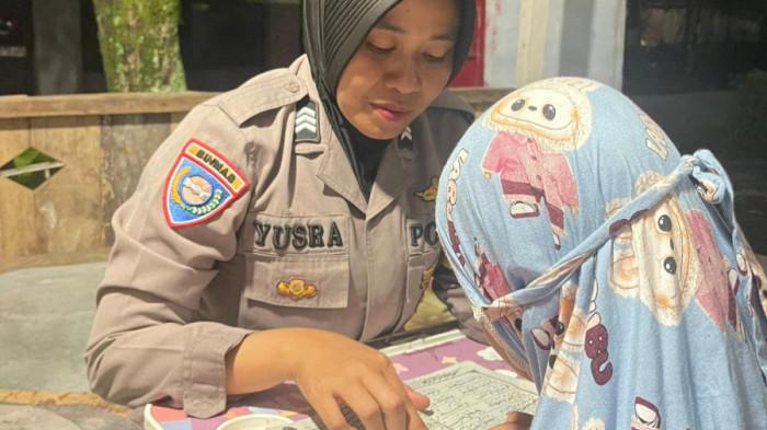 POLWAN NGAJAR NGAJI - Brigpol Yusra Sempurna menjadi guru ngaji di sebuah balai sederhana yang terbuat dari kayu di Desa Batumbulan, Kecamatan Babussalam, Kabupaten Aceh Tenggara, Aceh. Kegiatan itu dilakukan selepas Magrib di sela-sela tugasnya sebagai seorang Polwan.