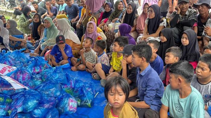 BHAYANGKARI PEDULI - Suasana tenda pengungsian yang dipenuhi anak-anak korban bencana banjir dan tanah longsor di Kabupaten Aceh Tenggara, beberapa waktu lalu. Sejumlah anggota Polisi Wanita (Polwan) dari Polres Aceh Tenggara membersamai mereka dalam kegiatan Bhayangkari Peduli.