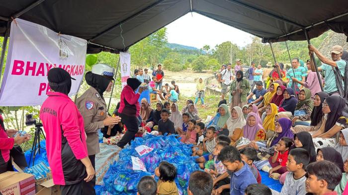POLWAN PEDULI - Sejumlah anggota Polisi Wanita (Polwan) dari Polres Aceh Tenggara membersamai anak-anak korban bencana banjir dan tanah longsor di Kabupaten Aceh Tenggara, beberapa waktu lalu. Mereka membantu masyarakat dan berupaya melakukan trauma healing pada anak-anak.