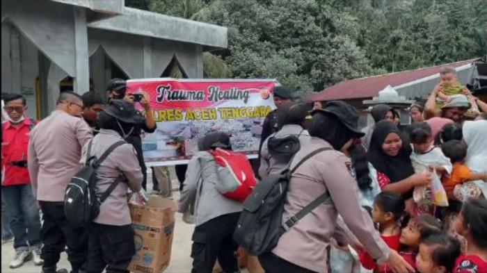 TRAUMA HEALING - Anggota Polwan bersama Polres Aceh Tenggara menggelar kegiatan trauma healing pada anak-anak korban banjir di Kecamatan Ketambe, Aceh Tenggara. 