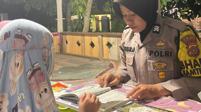 POLWAN NGAJAR NGAJI - Brigpol Yusra Sempurna menjadi guru ngaji di sebuah balai sederhana yang terbuat dari kayu di Desa Batumbulan, Kecamatan Babussalam, Kabupaten Aceh Tenggara, Aceh. Kegiatan itu dilakukan selepas Magrib di sela-sela tugasnya sebagai seorang Polwan.