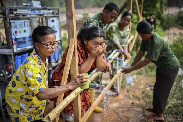 Pengungsi bencana banjir bandang dan longsor memasak di tenda darurat di Hutanabolon, Kecamatan Tukka,Tapanuli Tengah, Sumatera Utara, Rabu (24/12/2025). Foto: Rivan Awal Lingga/ANTARA FOTO