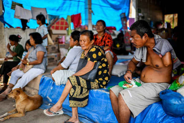 Sejumlah pengungsi banjir bandang dan longsor beristirahat di tenda darurat di Hutanabolon, Kecamatan Tukka, Tapanuli Tengah, Sumatera Utara, Rabu (24/12/2025). Foto: ANTARA FOTO/Rivan Awal Lingga