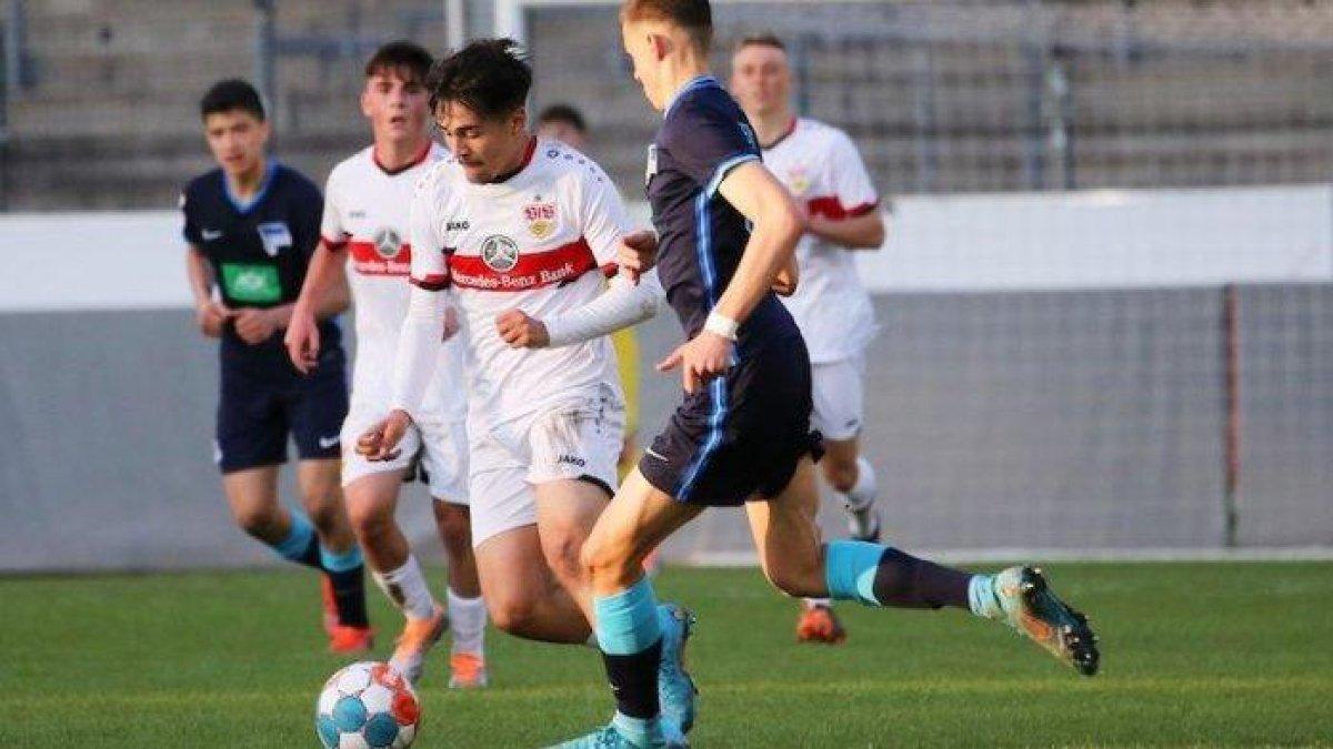 PEMAIN KETURUNAN INDONESIA ASAL JERMAN - Aksi pemain keturunan Indonesia asal Jerman Laurin Ulrich saat membela Vfb Stuttgart pada 2022 silam.