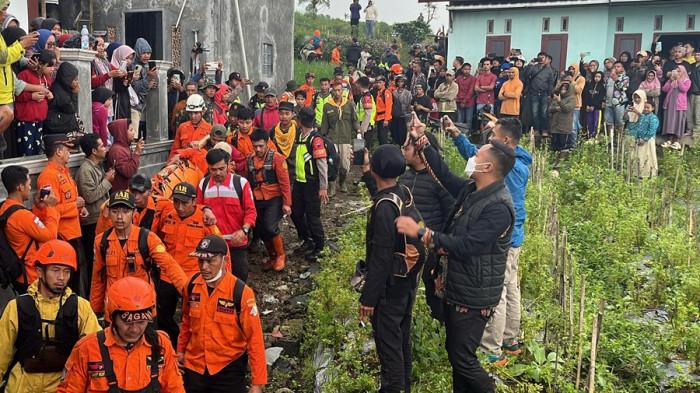 EVAKUASI JENAZAH - Tim SAR gabungan menandu jenazah Syafiq Ali, pendaki Gunung Slamet yang sempat hilang selama 17 hari. Syafiq berhasil dievakuasi dan tiba di Basecamp Gunung Malang Purbalingga, Kamis (15/1/2026).
