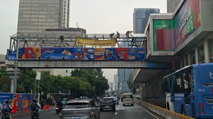 JPO SARINAH - Pemprov Jakarta mengaktifkan kembali Jembatan Penyeberangan Orang (JPO) Sarinah di Jalan MH Thamrin, Jakarta Pusat, Selasa (13/1/2026). Gubernur DKI Jakarta Pramono Anung menyebutkan, pembangunan kembali JPO tersebut saat ini sedang berlangsung.