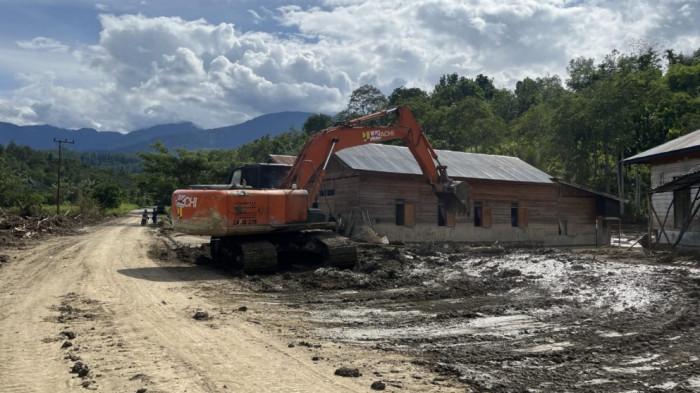 AKSES MULAI PULIH - Pemulihan akses darat di jalur tengah Aceh mulai bergerak kembali setelah banjir bandang dan tanah longsor pada akhir November 2025 sempat memutus konektivitas antar kabupaten.